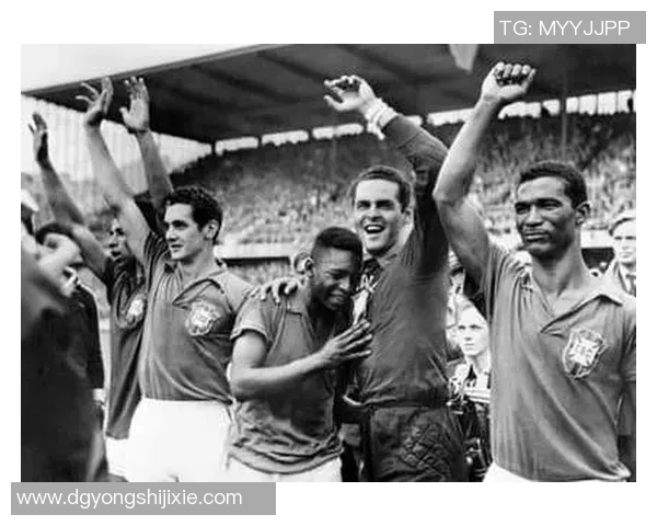 黑白足球明星照展现经典瞬间与永恒魅力的视觉盛宴 黑白足球明星照展现经典瞬间与永恒魅力的视觉盛宴